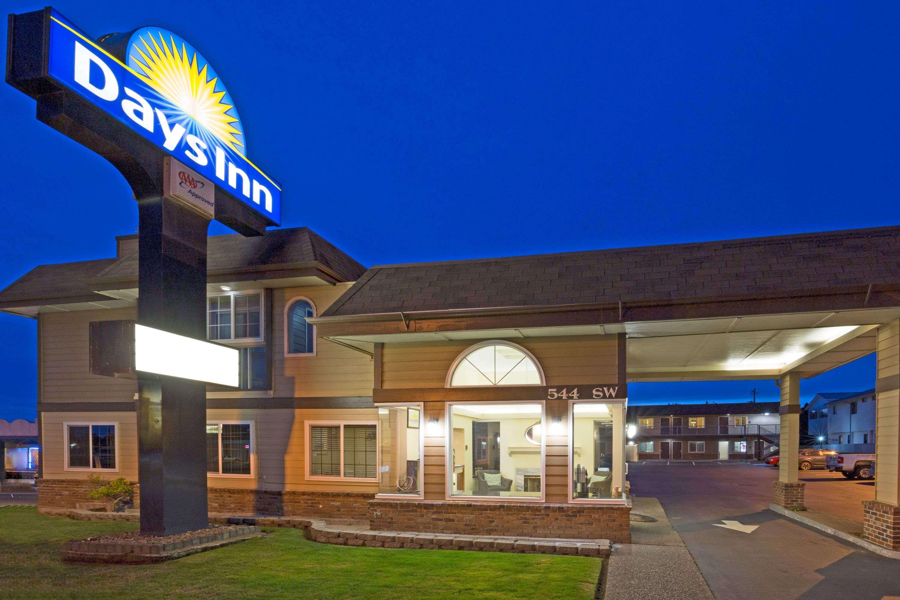 Days Inn By Wyndham Newport Or Exterior foto
