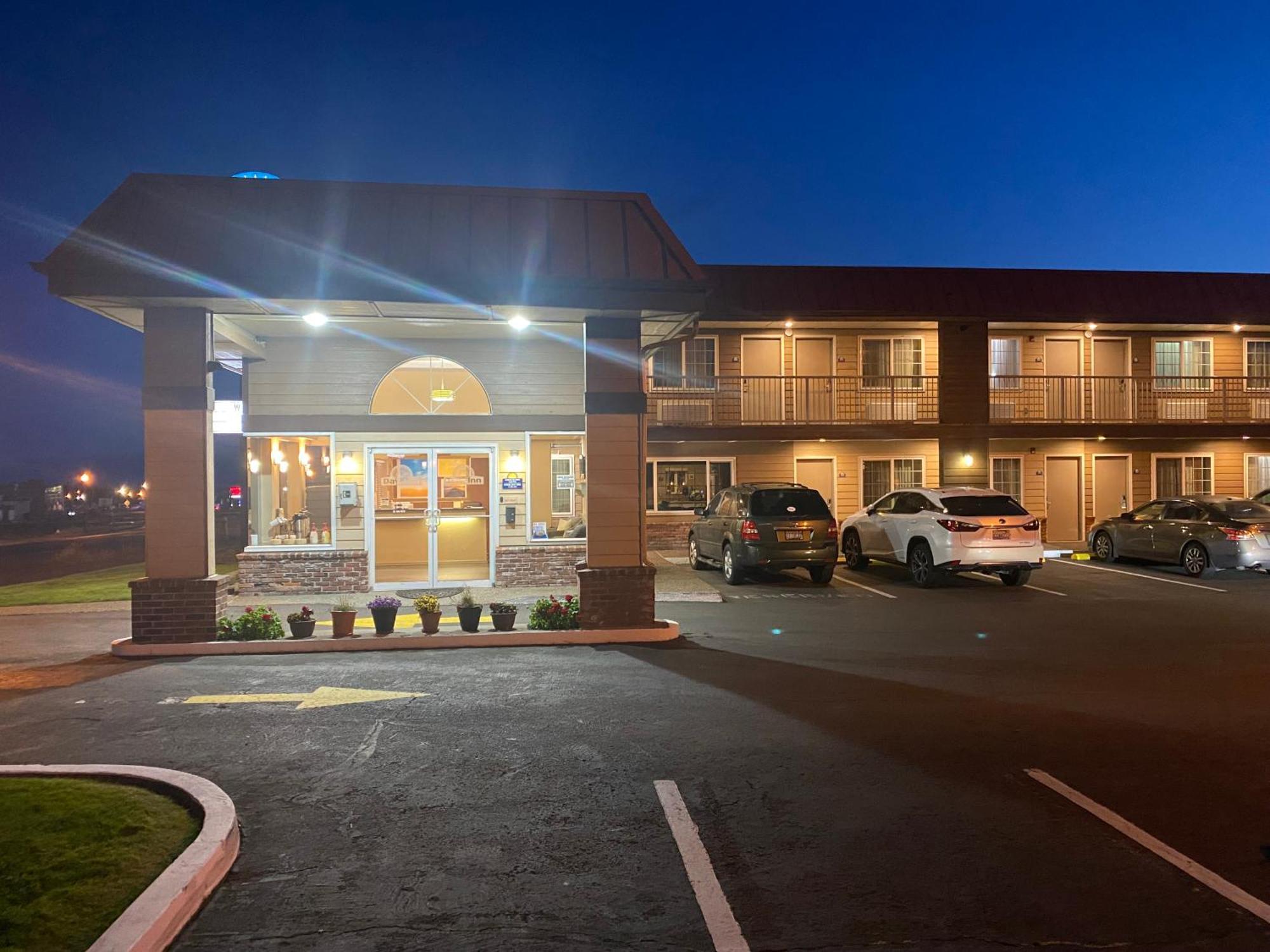 Days Inn By Wyndham Newport Or Exterior foto